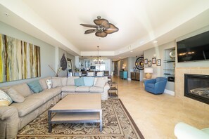 Appart'hôtel, plusieurs lits (Turquoise Place Unit 404C) | Coin séjour