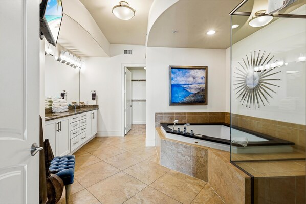 Condo, Multiple Beds (Turquoise Place Unit 404C) | Bathroom | Towels