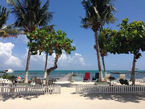 En la playa, sillas reclinables de playa, toallas de playa