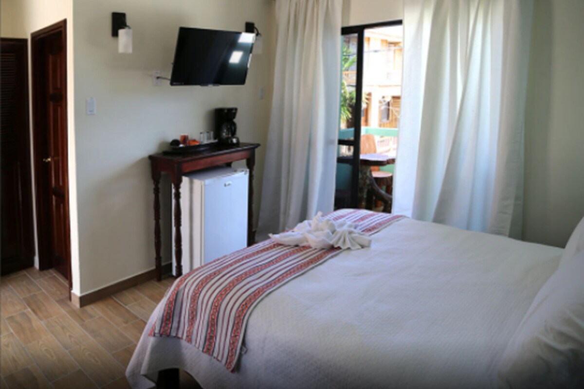 Comfort Room, 1 Queen Bed, Partial Ocean View
