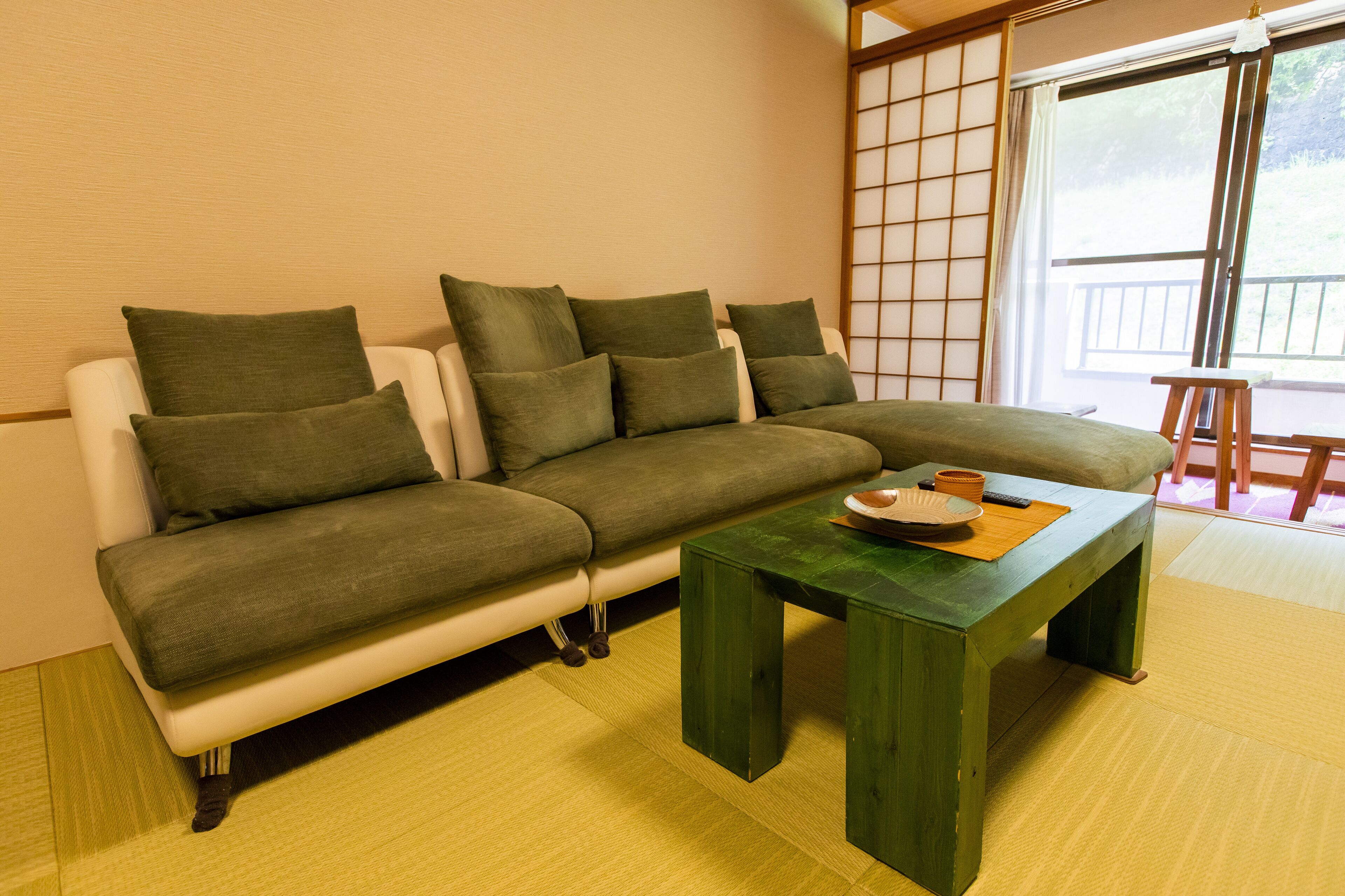 セーフティボックス (室内)、デスク、ノートパソコン用作業スペース、遮光カーテン