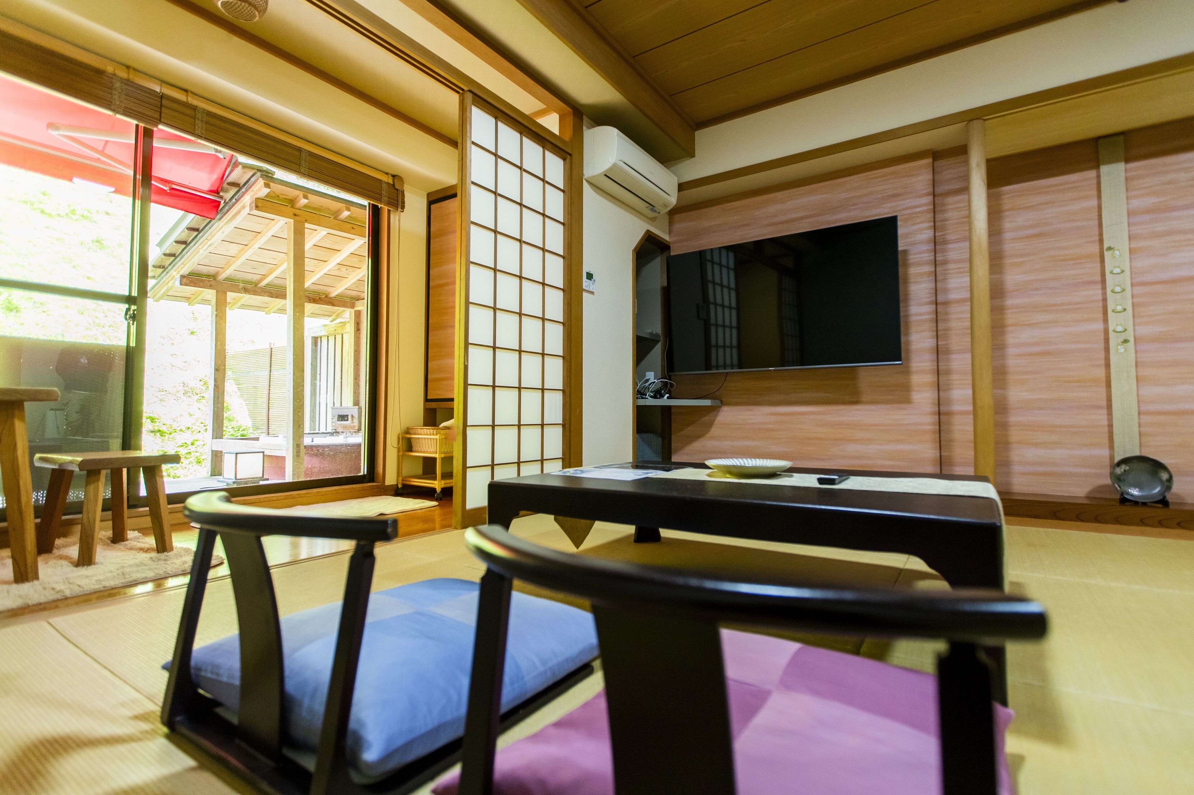 客房内保险箱、办公桌、笔记本电脑工作区、遮光窗帘