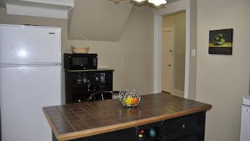 Apartment, 3 Bedrooms | Private kitchen | Full-sized fridge, microwave, oven, stovetop