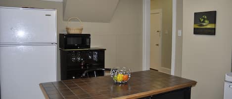 Apartment, 3 Bedrooms | Private kitchen | Full-size fridge, microwave, oven, stovetop
