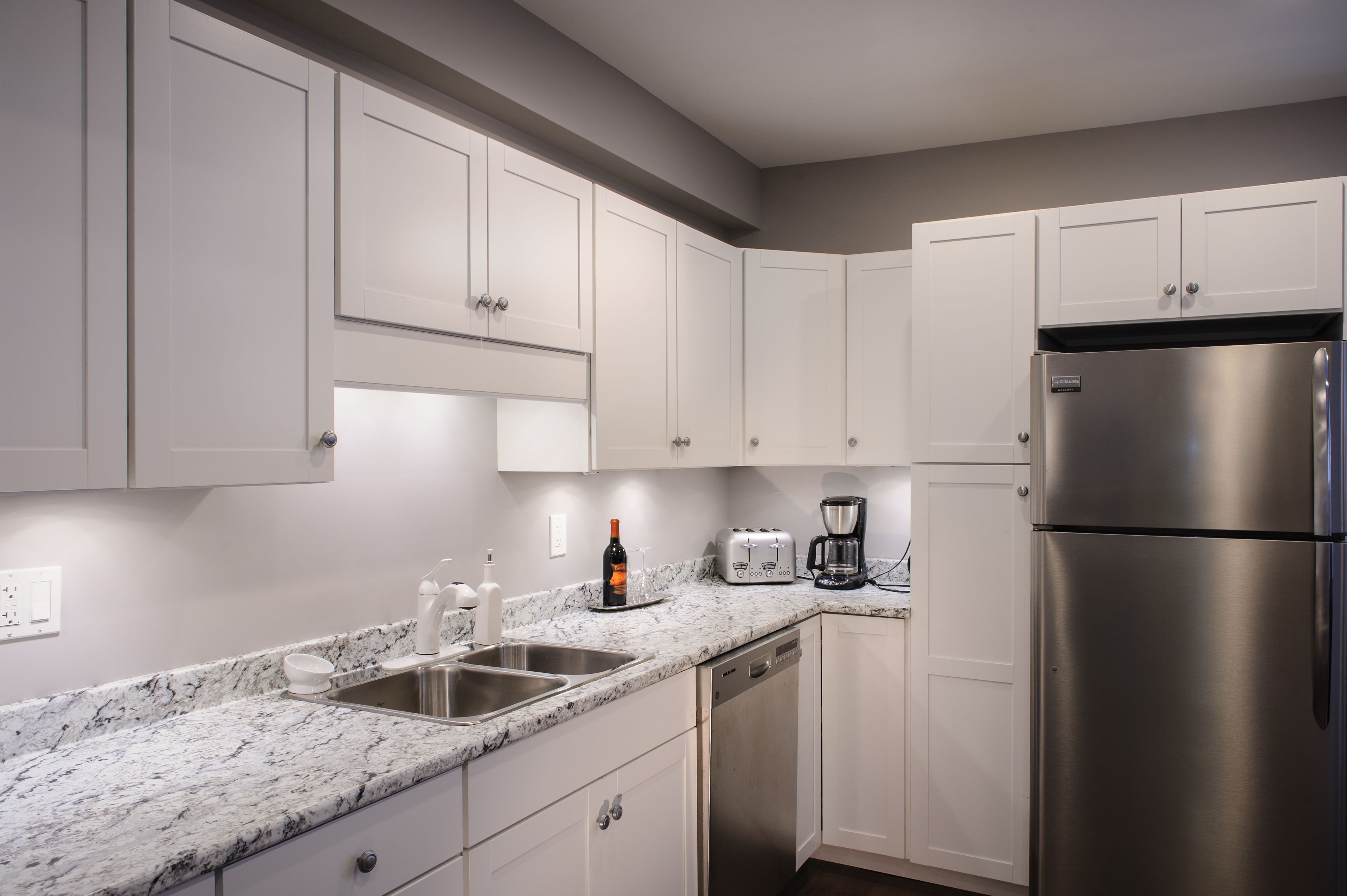 Departamento superior, 2 camas Queen size, cocina | Cocina privada | Refrigerador con congelador, microondas, horno y parrilla de estufa 