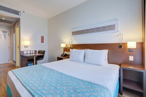 Habitació doble superior | Minibar, caixa forta a l'habitació, escriptori i cortines opaques 