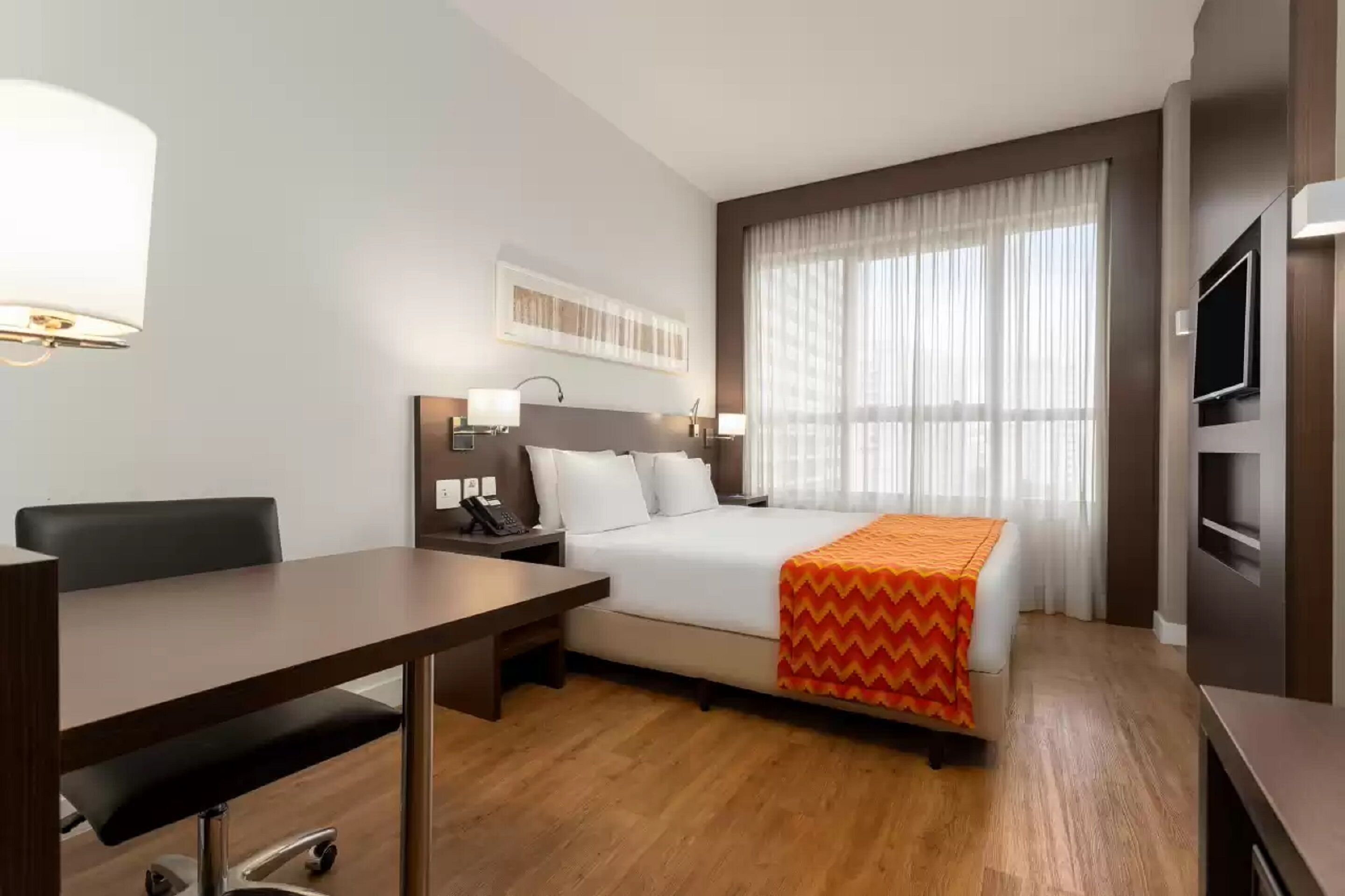 Frigobar, cofres nos quartos, escrivaninha, cortinas blackout