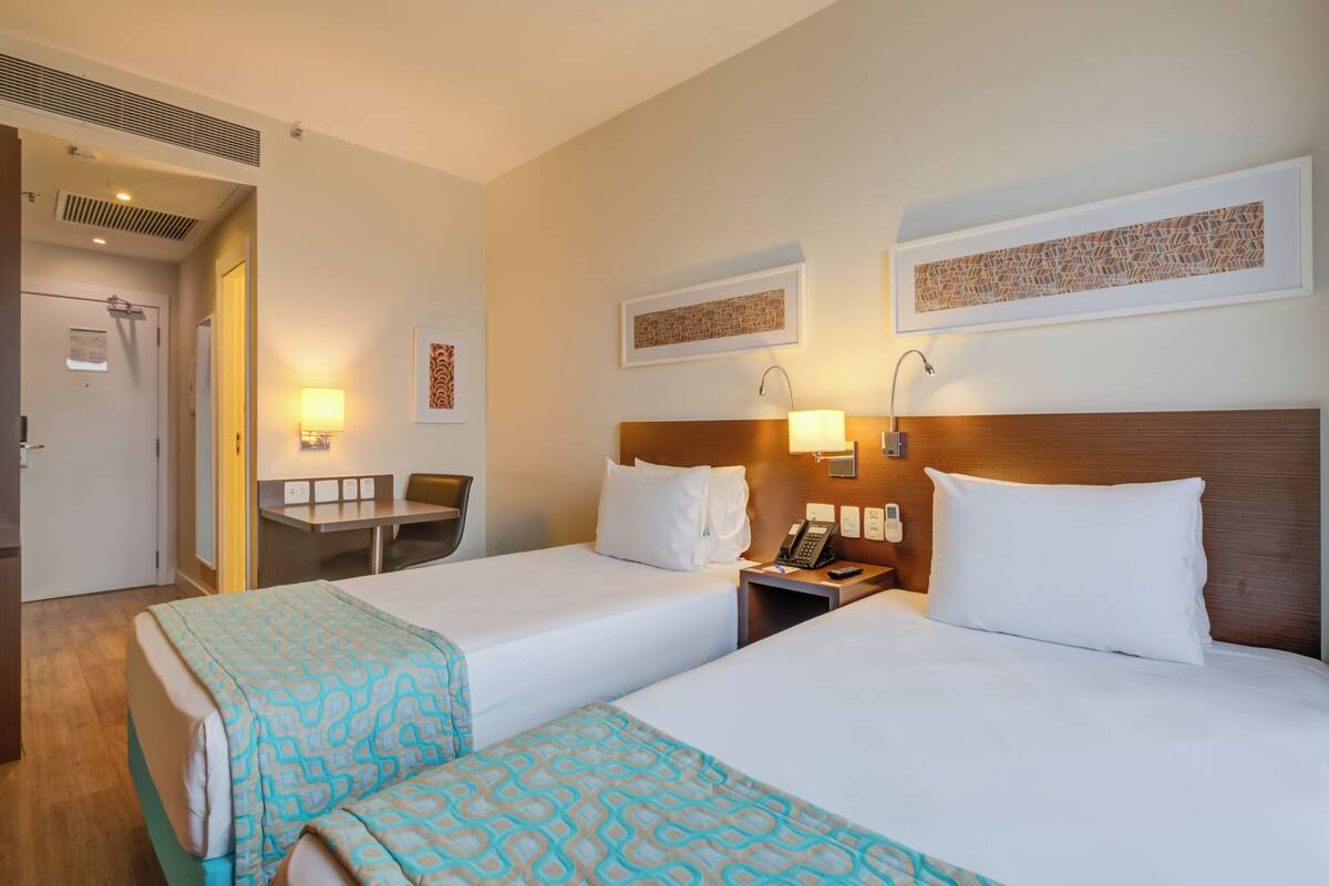 Superior Twin Room | Bar mini, peti besi dalam bilik, meja, langsir/tirai gelap terus