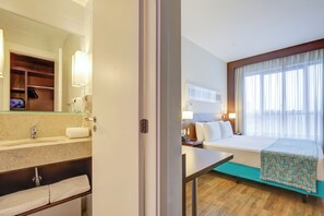 Habitación doble superior | Minibar, caja fuerte, escritorio y cortinas opacas