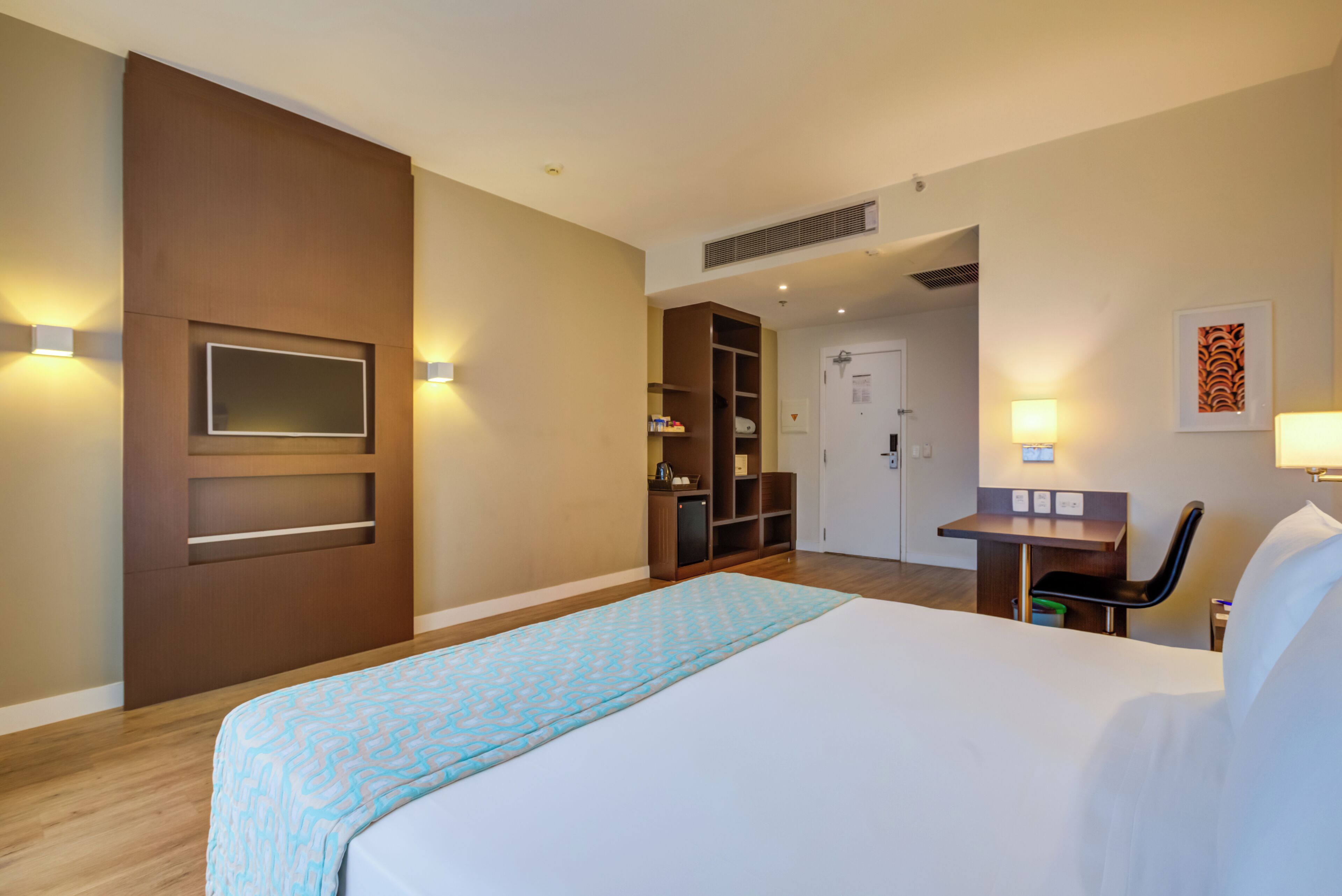 deluxe double room | minibar, in-room safe, desk, blackout curtains