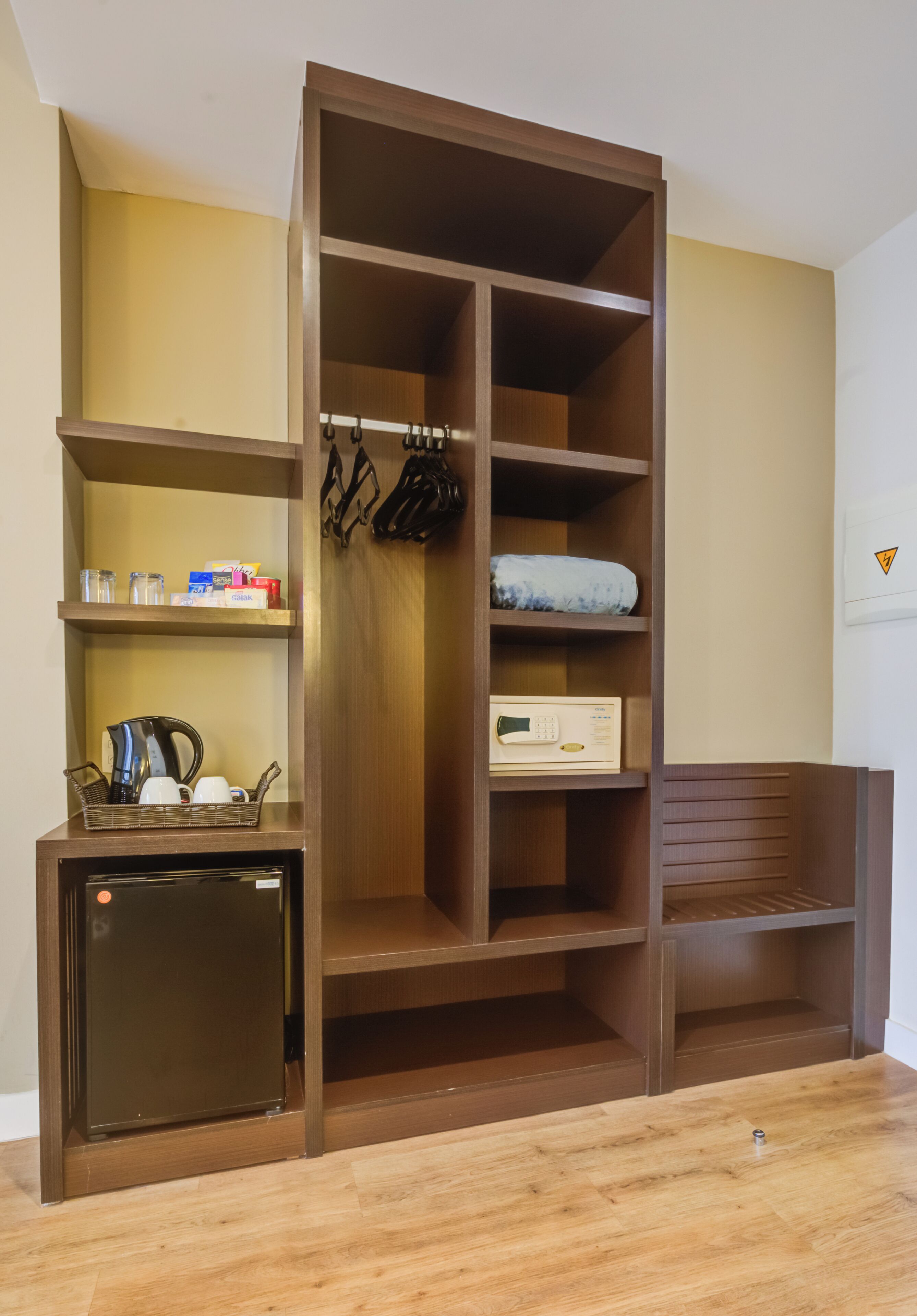 deluxe double room | minibar, in-room safe, desk, blackout curtains