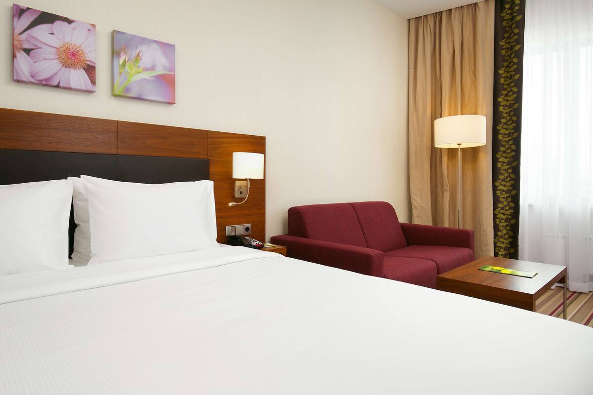 Kamar Comfort, 1 Tempat Tidur King | Seprai premium, brankas, meja kerja, dan ruang kerja ramah laptop