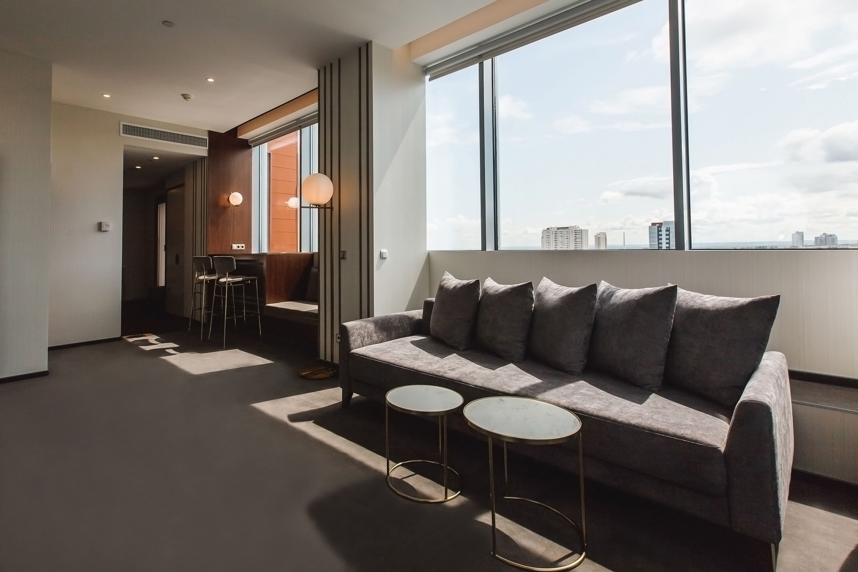 Suite, 1 Bedroom | Ruang tamu | TV, stesen dok MP3 