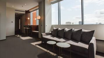 Suite, 1 Bedroom | Ruang tamu | TV, stesen dok MP3