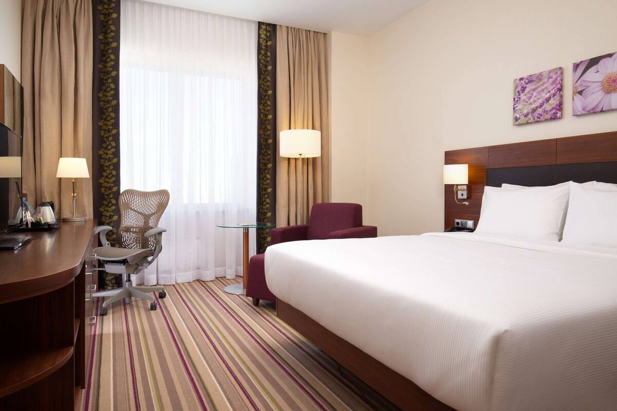 Seprai premium, brankas, meja kerja, dan ruang kerja ramah laptop