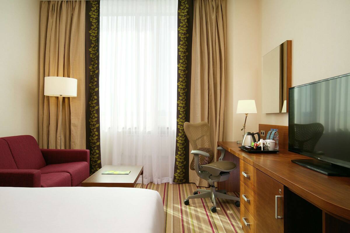 Kamar Keluarga, 1 Tempat Tidur King | Seprai premium, brankas, meja kerja, dan ruang kerja ramah laptop