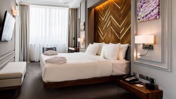 Peralatan tempat tidur premium, peti besi dalam bilik, meja