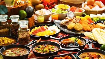 Petit déjeuner buffet (1200 JPY par personne)