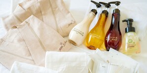 Ducha y bañera combinadas y artículos de higiene personal gratuitos