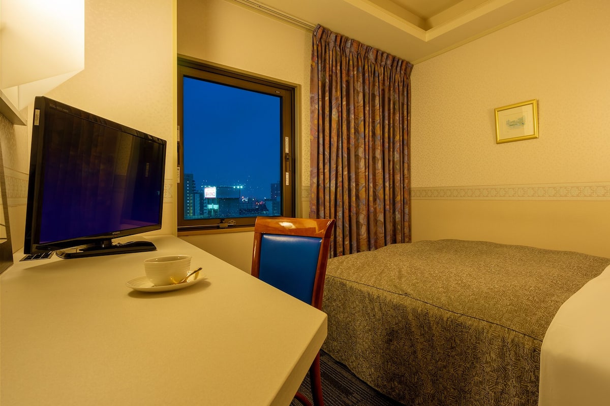 Desk, laptop workspace, soundproofing, free WiFi