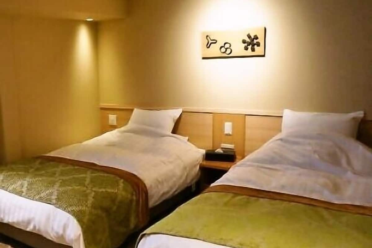WiFi (free), bed sheets