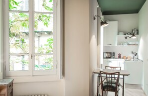 Studio, Via Spartaco 33 | Private kitchen | Fridge, microwave, espresso maker, coffee/tea maker - Brera Apartments in Porta Romana (Milan)