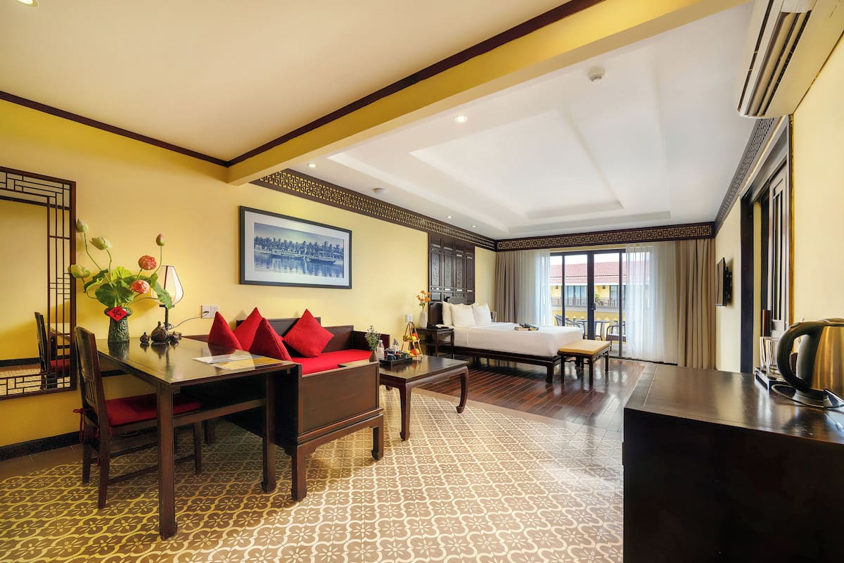 Signature Suite Room with Large Balcony | Minibar, két bảo mật tại phòng, bàn, màn/rèm cản sáng