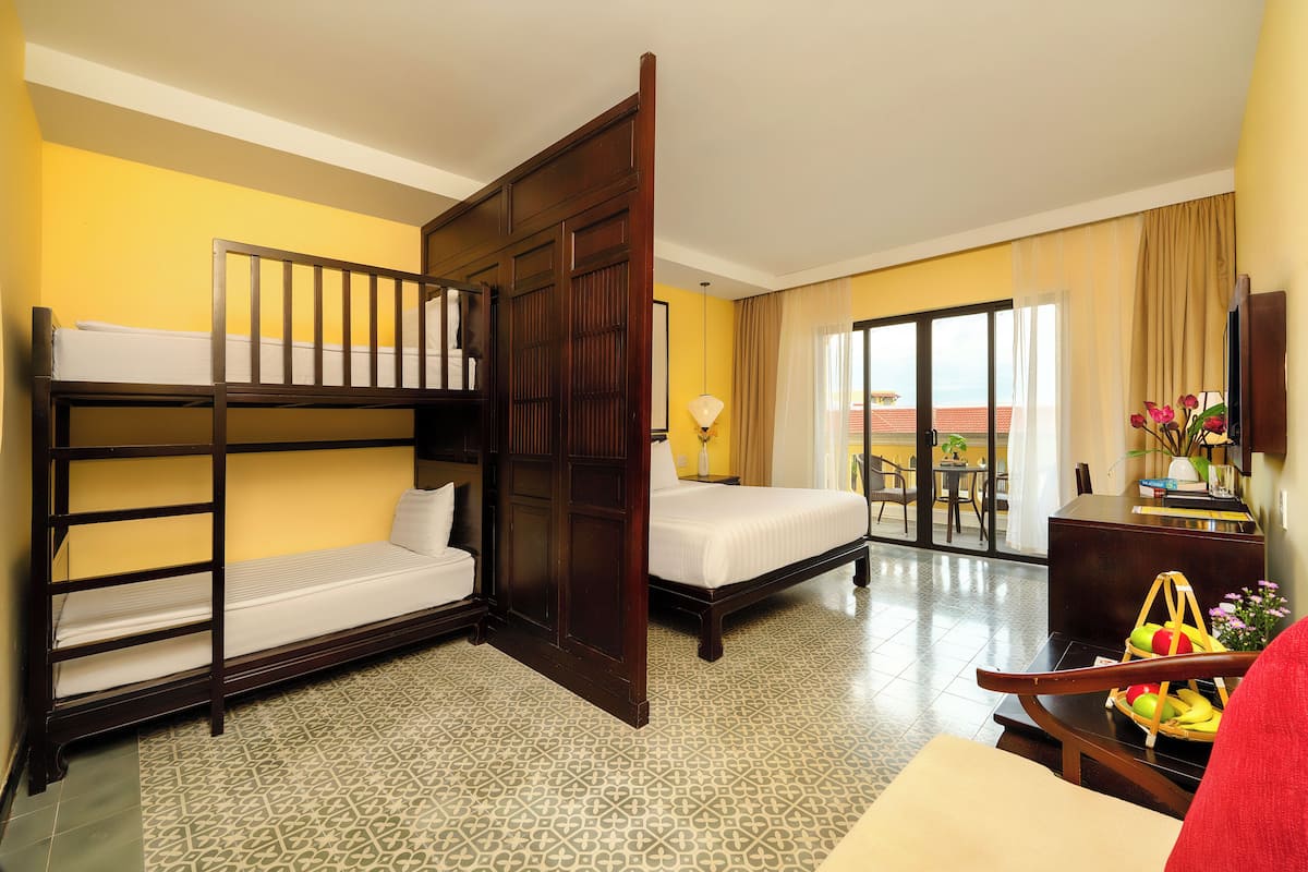 Family Bunk Bed Room with Large Balcony | Minibar, két bảo mật tại phòng, bàn, màn/rèm cản sáng