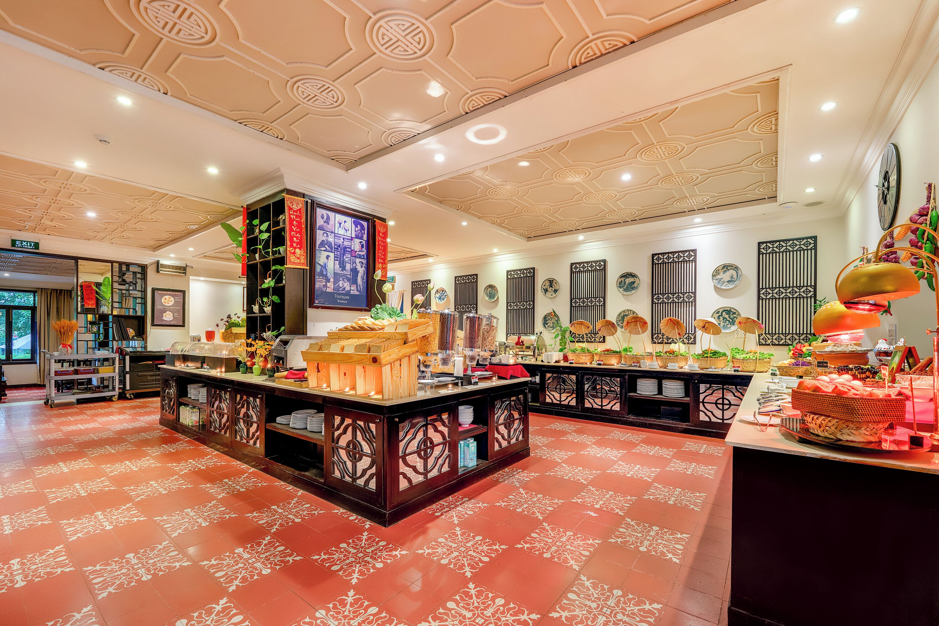 breakfast, lunch, dinner served; international cuisine