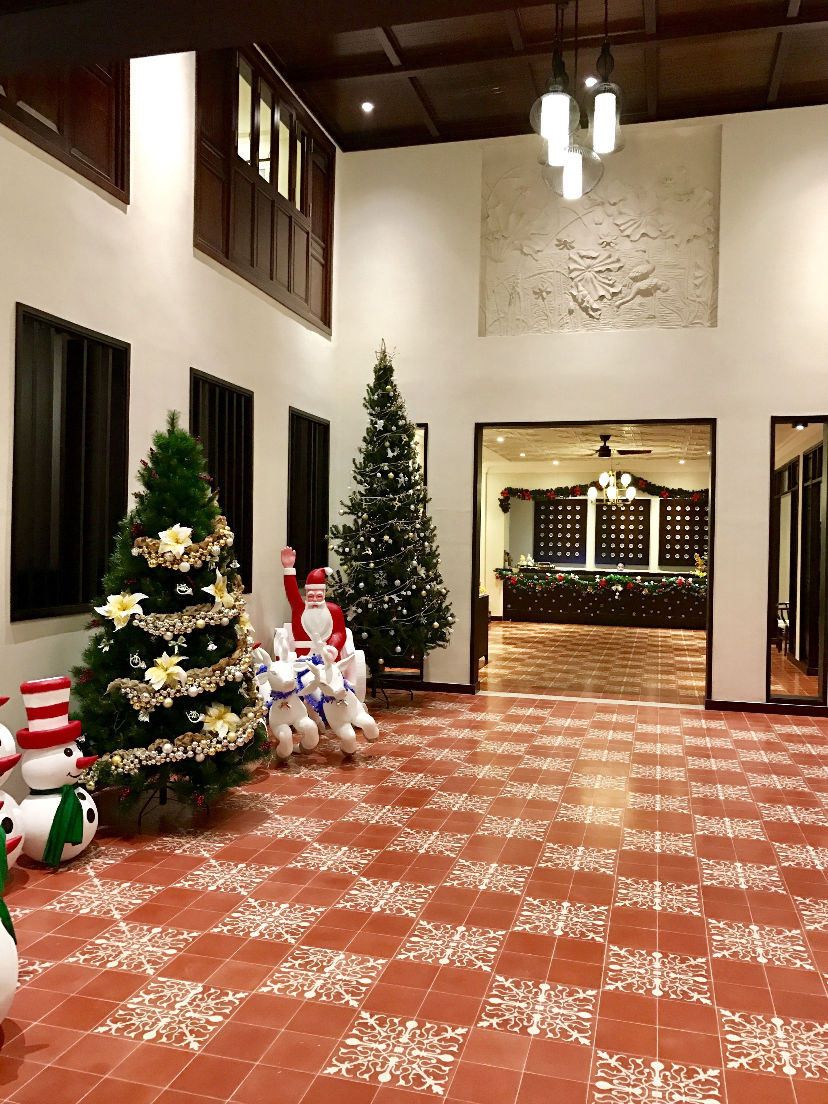 2 bars/lounges, poolside bar, beach bar