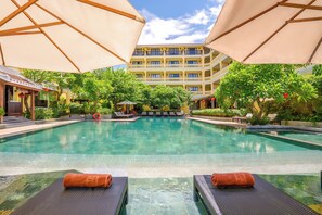 야외 수영장, 수영장 파라솔, 일광욕 의자