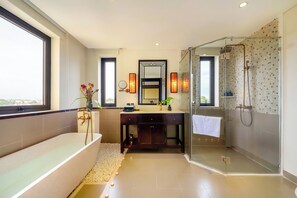Suite Prestigio, balcón | Baño | Tina profunda, amenidades de baño de diseñador, secadora de cabello 