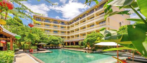 Outdoor pool, pool umbrellas, sun loungers