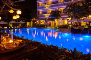 Poolside bar