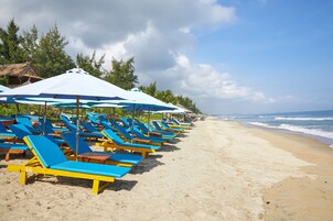 Pantai persendirian berhampiran, pasir putih