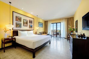 Habitación Grand, balcón (Deluxe) | Minibar, caja fuerte, escritorio y cortinas opacas