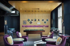 حمّام سباحة خارجي موسمي، مظلات على حمّام السباحة، مقاعد للتشمس