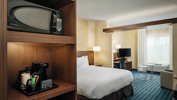 Escritorio, espacio para trabajar con laptop y cortinas blackout