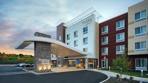 Un hotel Fairfield Inn & Suites Marriott con un diseño moderno, que cuenta con una entrada cubierta y varios pisos.