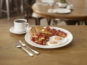 Bữa sáng kiểu Âu hàng ngày với phụ phí nhỏ 