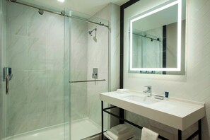 Shower, hair dryer, towels - Four Points By Sheraton Manhattan Midtown West (New York)