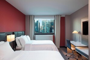 Chambre, 2 lits doubles, non-fumeurs | Coffres-forts dans les chambres, bureau, chambres insonorisées