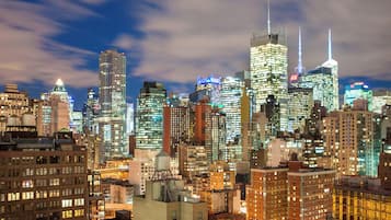 Tallelokero huoneessa, työpöytä, äänieristys, silitysrauta/-lauta