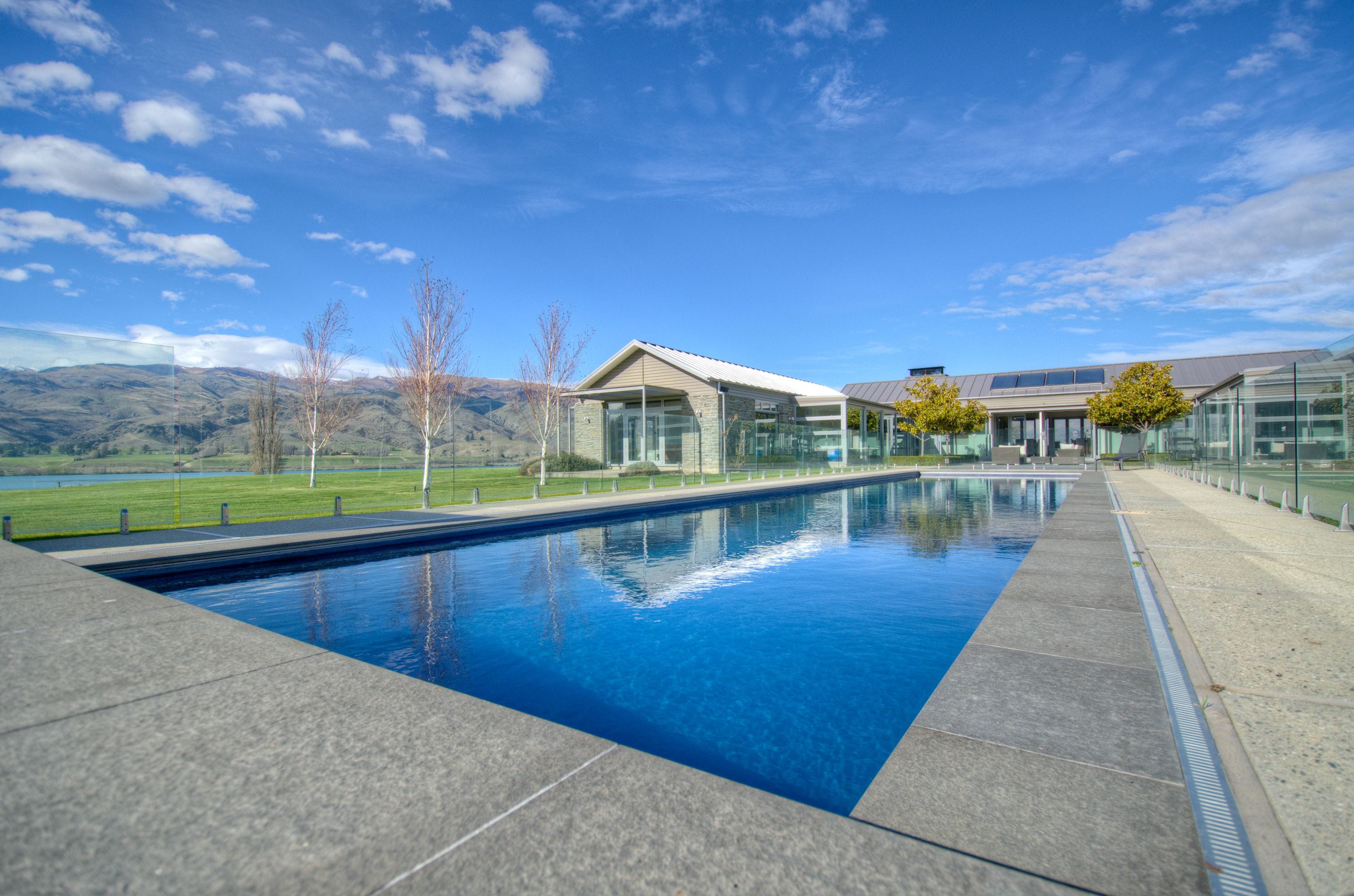 Utendørsbasseng og solsenger