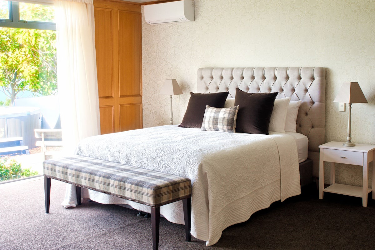 Egyptian cotton sheets, premium bedding, in-room safe