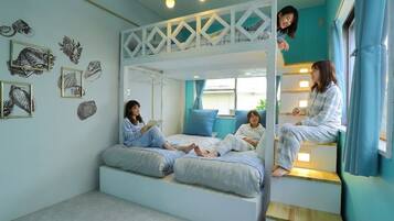 Firemannsrom, kun for kvinner, delt bad (ANNEX) | Blendingsgardiner, lydisolert, strykejern/-brett og wi-fi (inkludert)