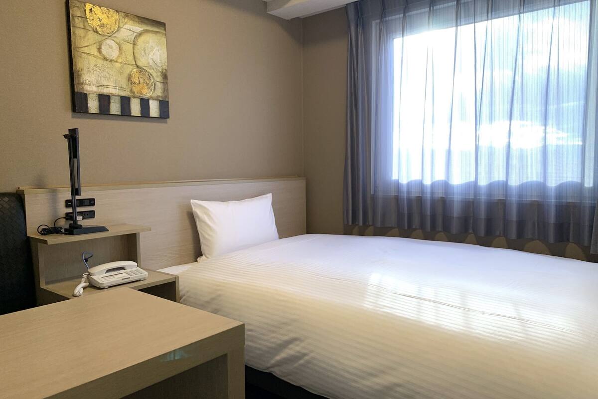 1 bedroom, desk, free wifi, bed sheets