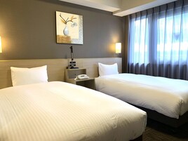 Escritorio y ropa de cama