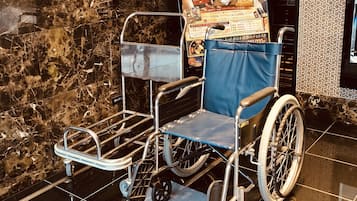 Fauteuil roulant disponible pour les clients