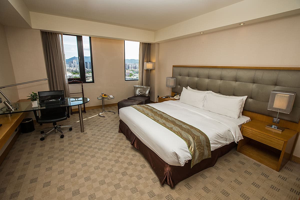 Executive Double Room | Premium bedding, minibar, desk, blackout drapes